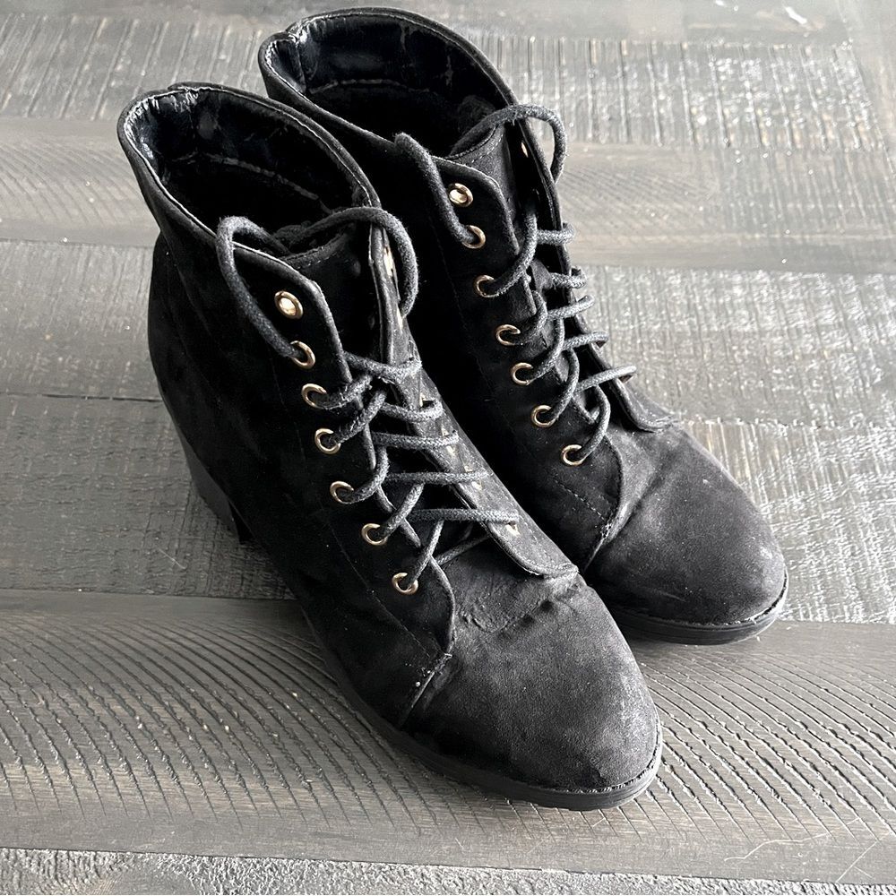 Sinsay Black Lace-Up Heeled Ankle Boots | Faux Suede Size 8.5